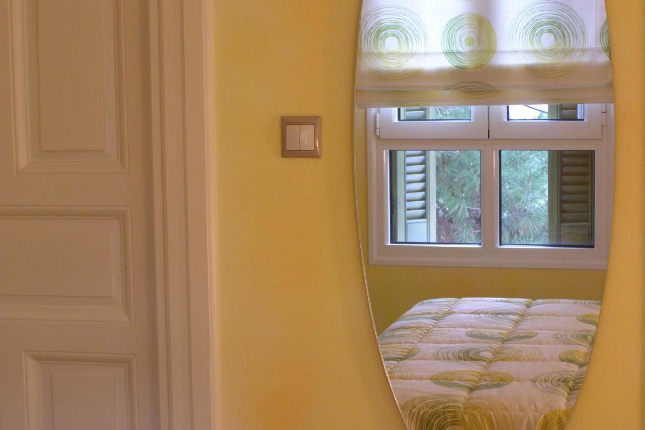 Room "Honeybee" In A Neoclassical House Kastoria Exteriér fotografie